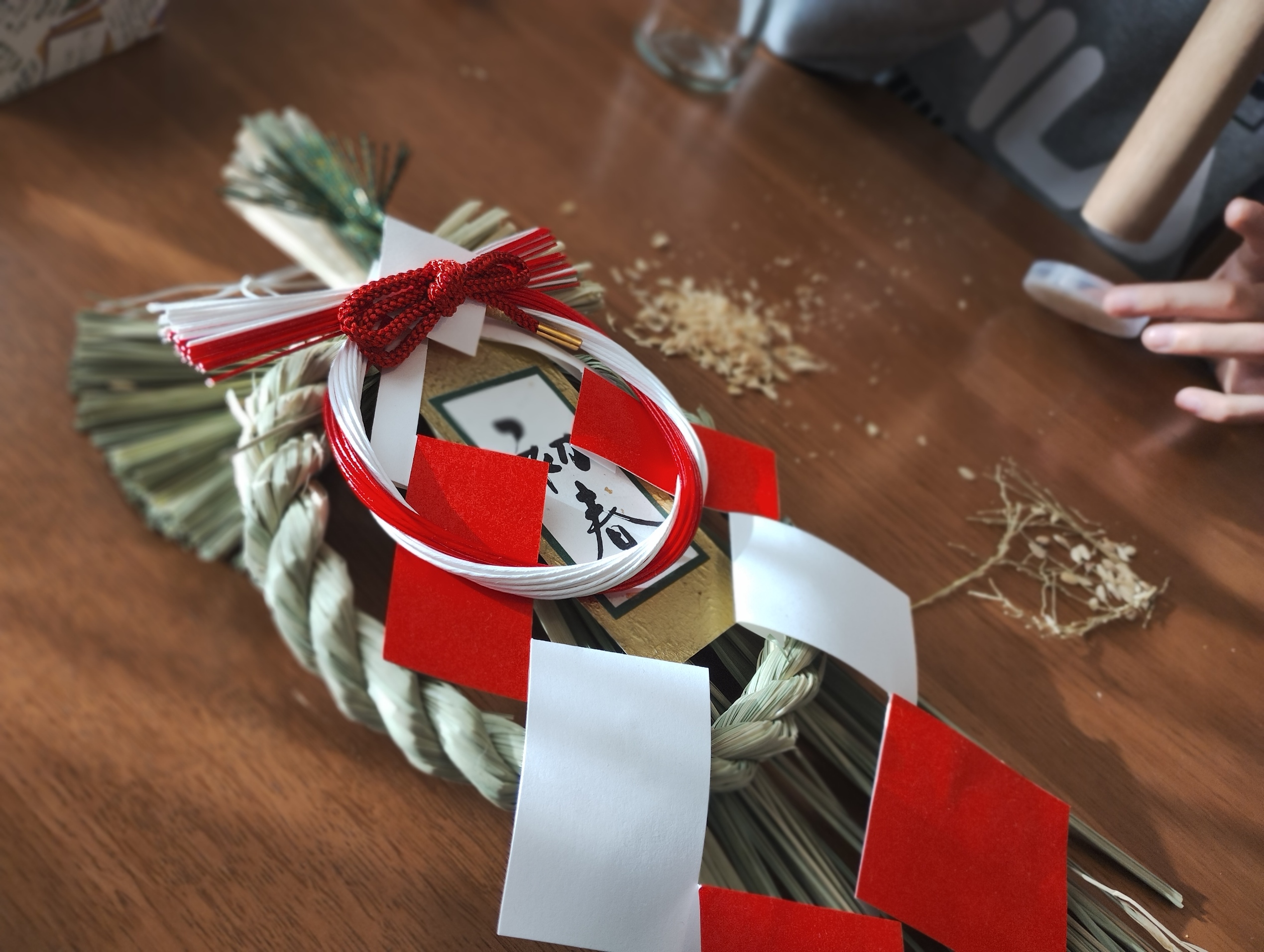 正月飾りの稲穂を脱穀