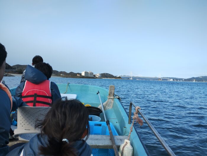 船でワカメ漁に出る